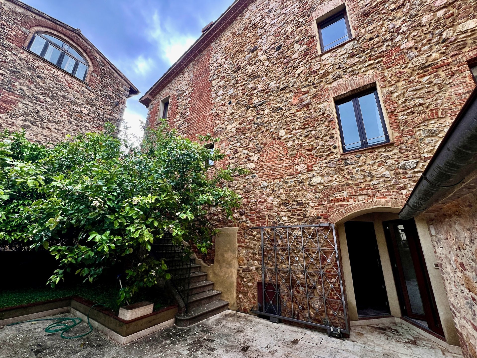 Casa storica indipendente in vendita nel borgo di Batignano
