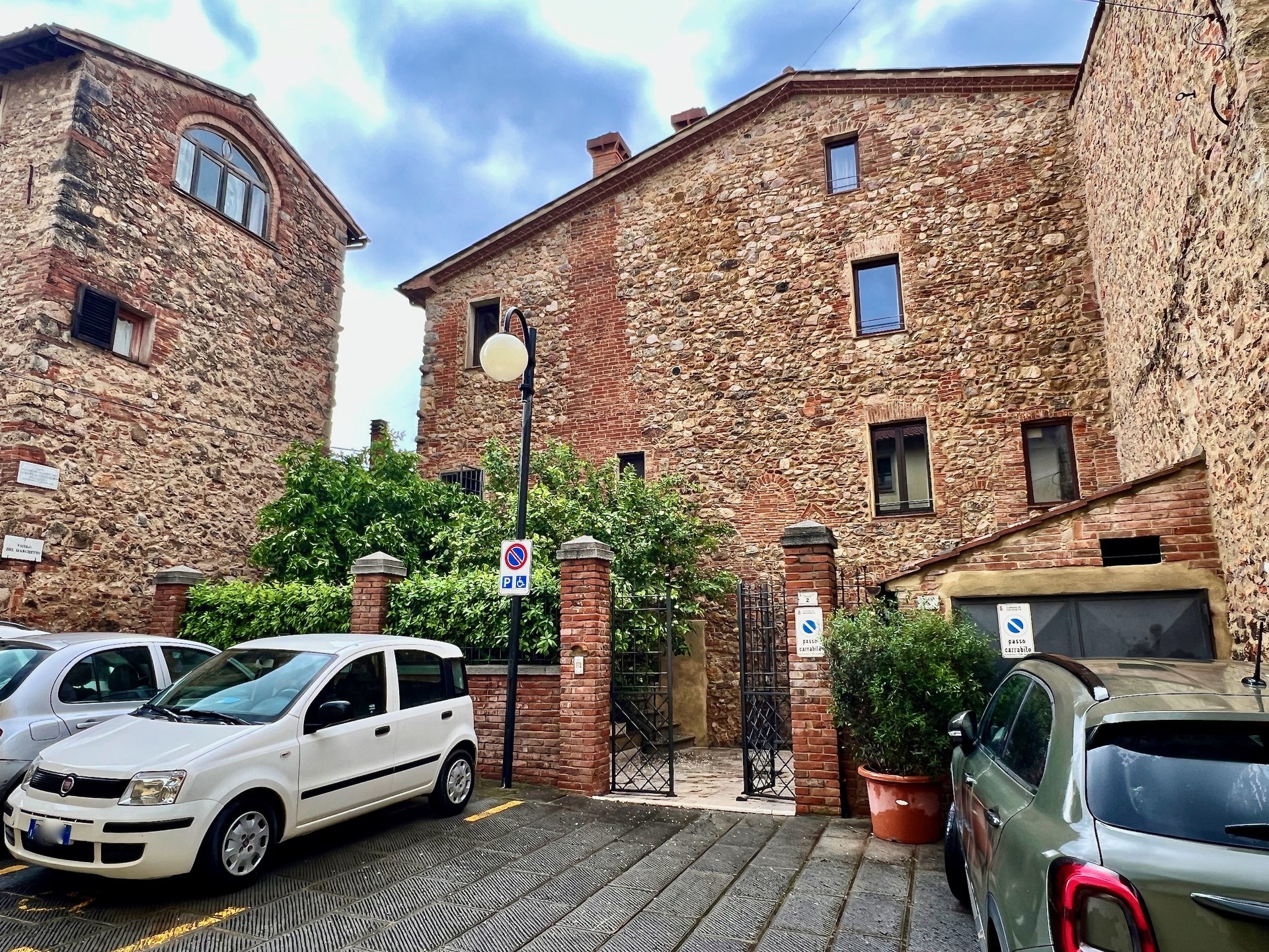 Casa storica indipendente in vendita nel borgo di Batignano
