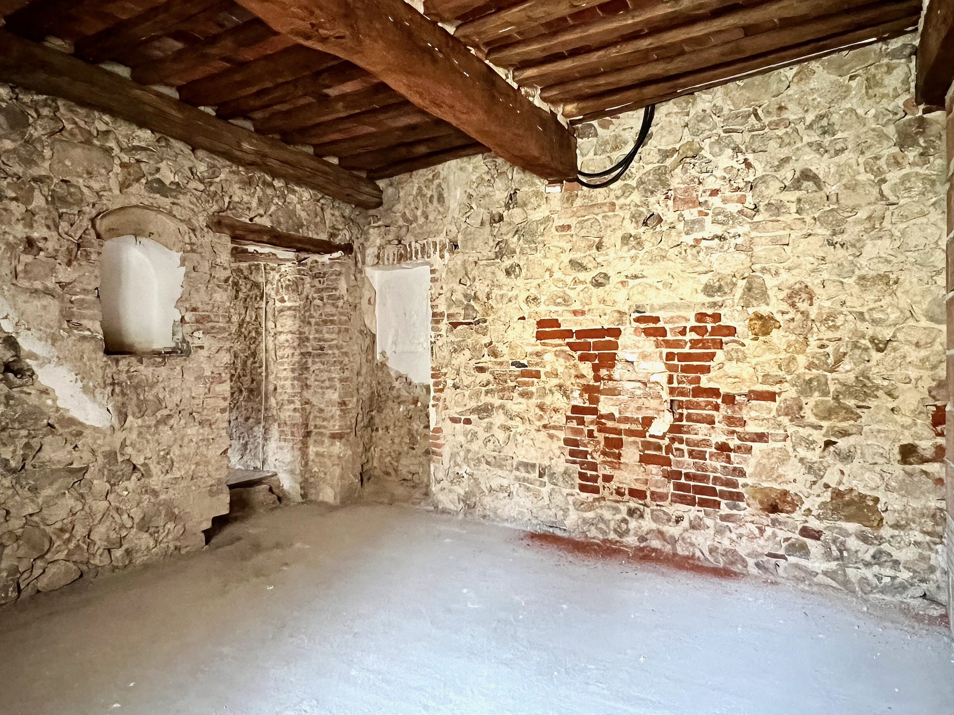 Casa storica indipendente in vendita nel borgo di Batignano