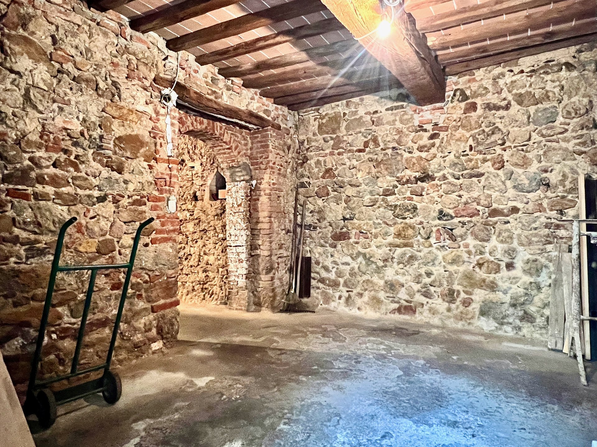 Casa storica indipendente in vendita nel borgo di Batignano