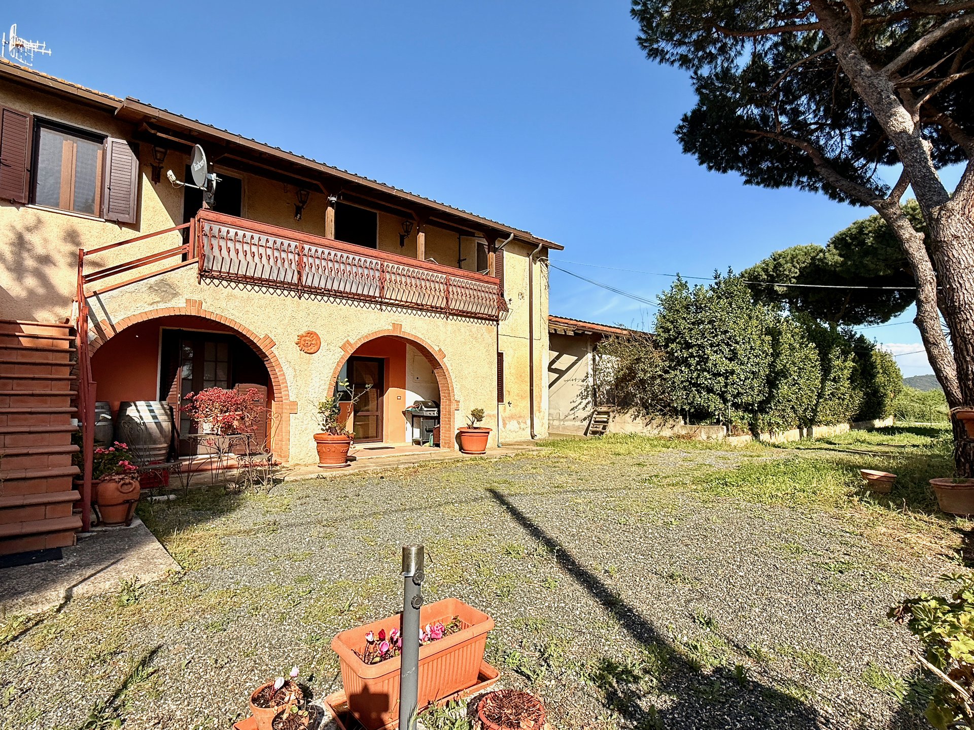 Casale con due abitazioni e magazzini in località Ampio Casale con due abitazioni e magazzini in località Ampio