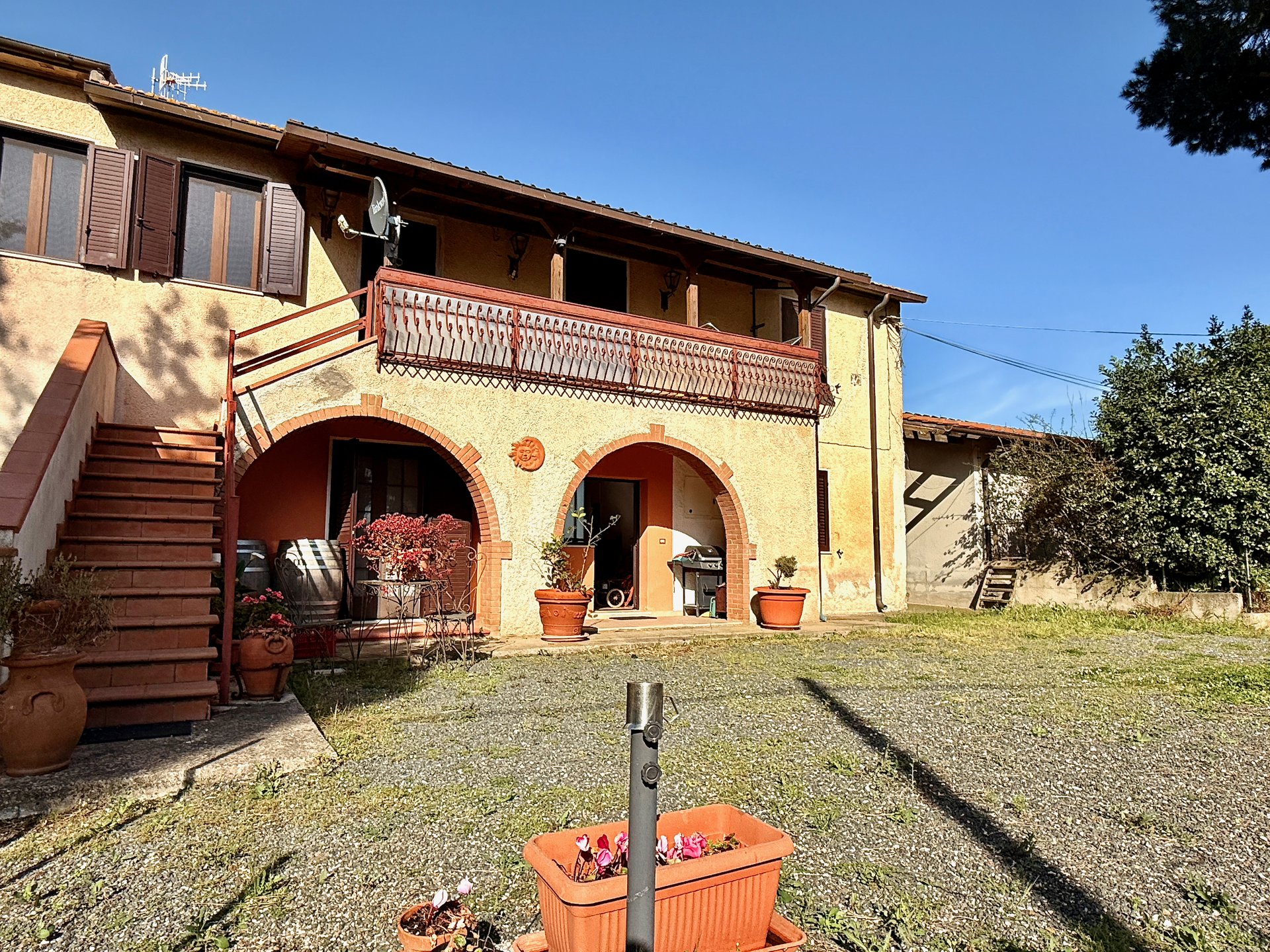 Casale con due abitazioni e magazzini in località Ampio Casale con due abitazioni e magazzini in località Ampio