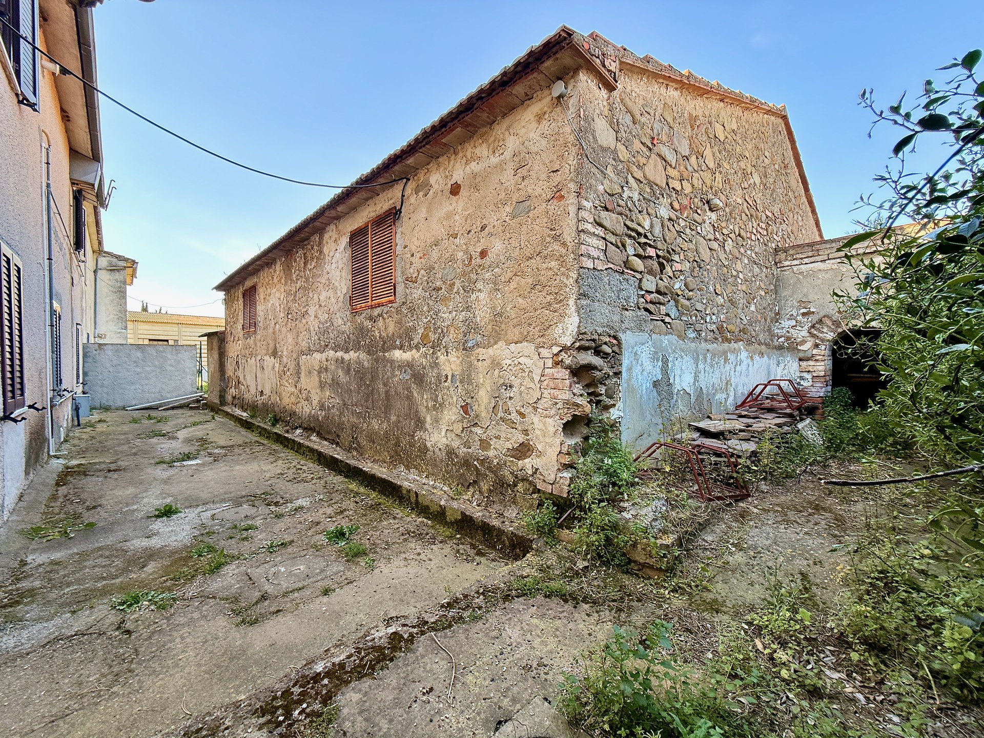 Casale con due abitazioni e magazzini in località Ampio Casale con due abitazioni e magazzini in località Ampio