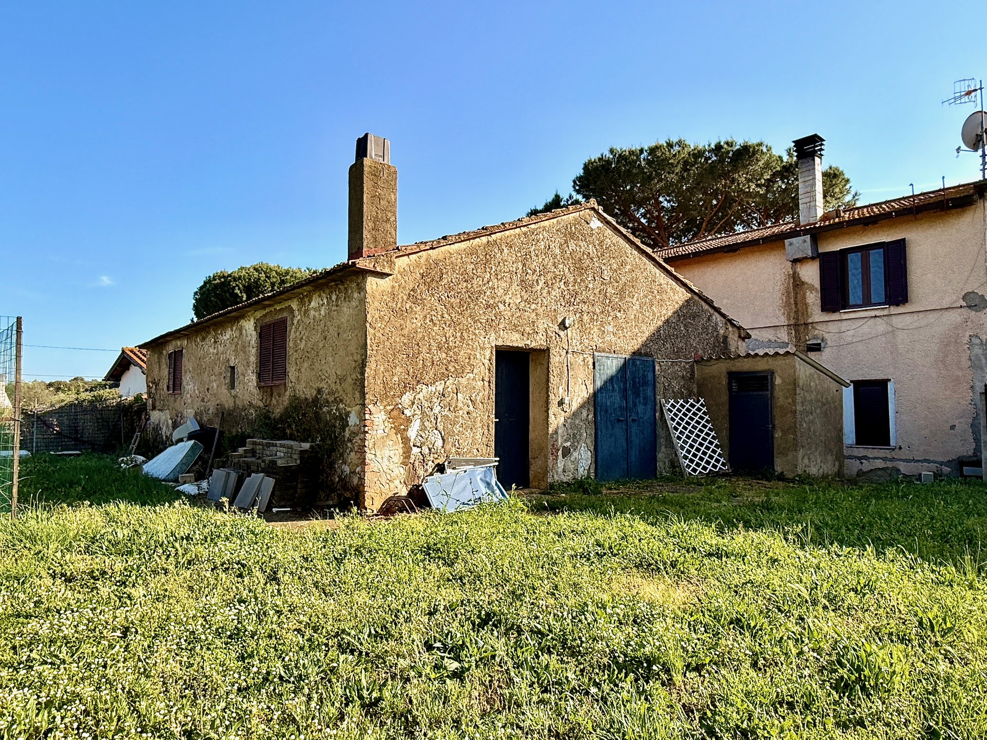 Casale con due abitazioni e magazzini in località Ampio Casale con due abitazioni e magazzini in località Ampio