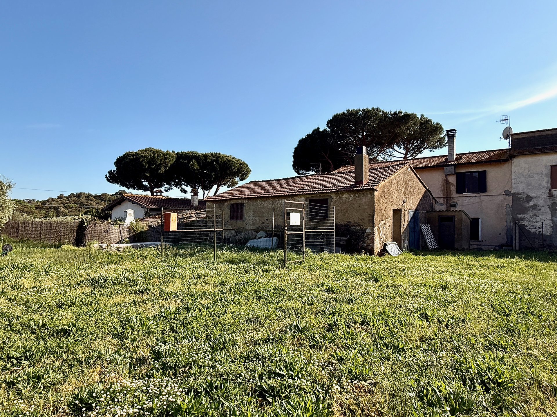 Casale con due abitazioni e magazzini in località Ampio Casale con due abitazioni e magazzini in località Ampio