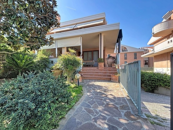 Villa a schiera di testata in vendita a Grosseto, zona Tiro a Segno