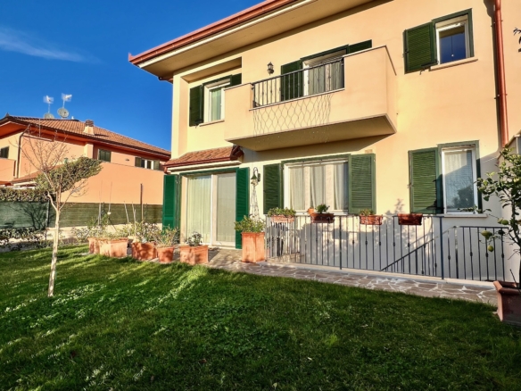 Villa bifamiliare in vendita a Grosseto, nel complesso Il Borgo